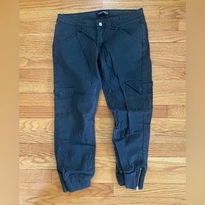 Levi’s Cargo Pants, Size 9 ( JUNIORS) Color GREY, In good condition